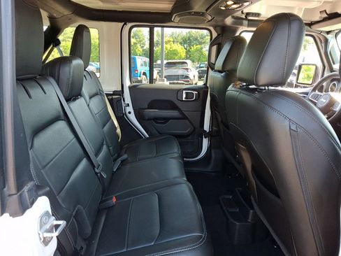 Used 2022 Jeep Wrangler Unlimited Sahara w/ Cold Weather Group AWD/4WD image 15