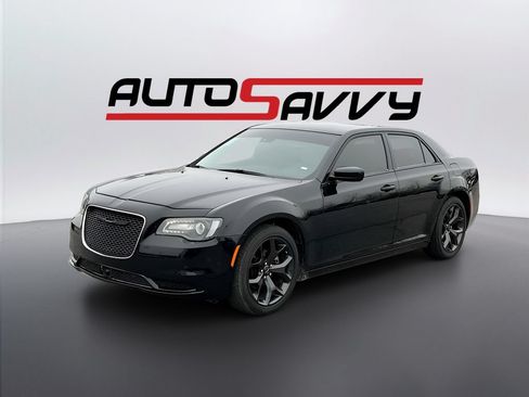 Used 2023 Chrysler 300 Touring w/ Safetytec Plus Group RWD image 3
