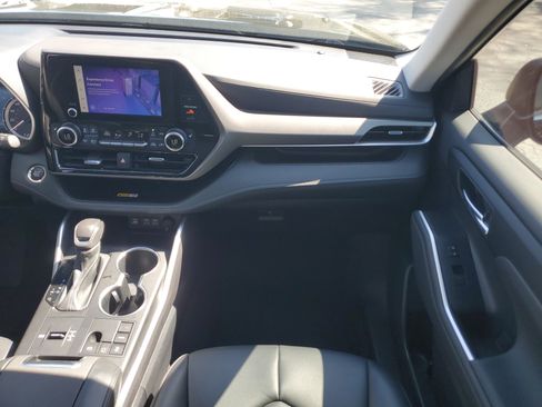 Used 2023 Toyota Highlander XLE image 24