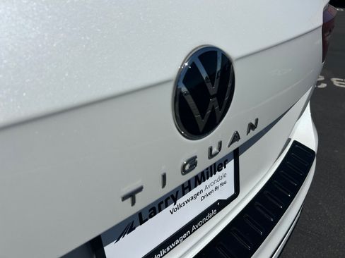Certified 2024 Volkswagen Tiguan SE R-Line FWD image 24