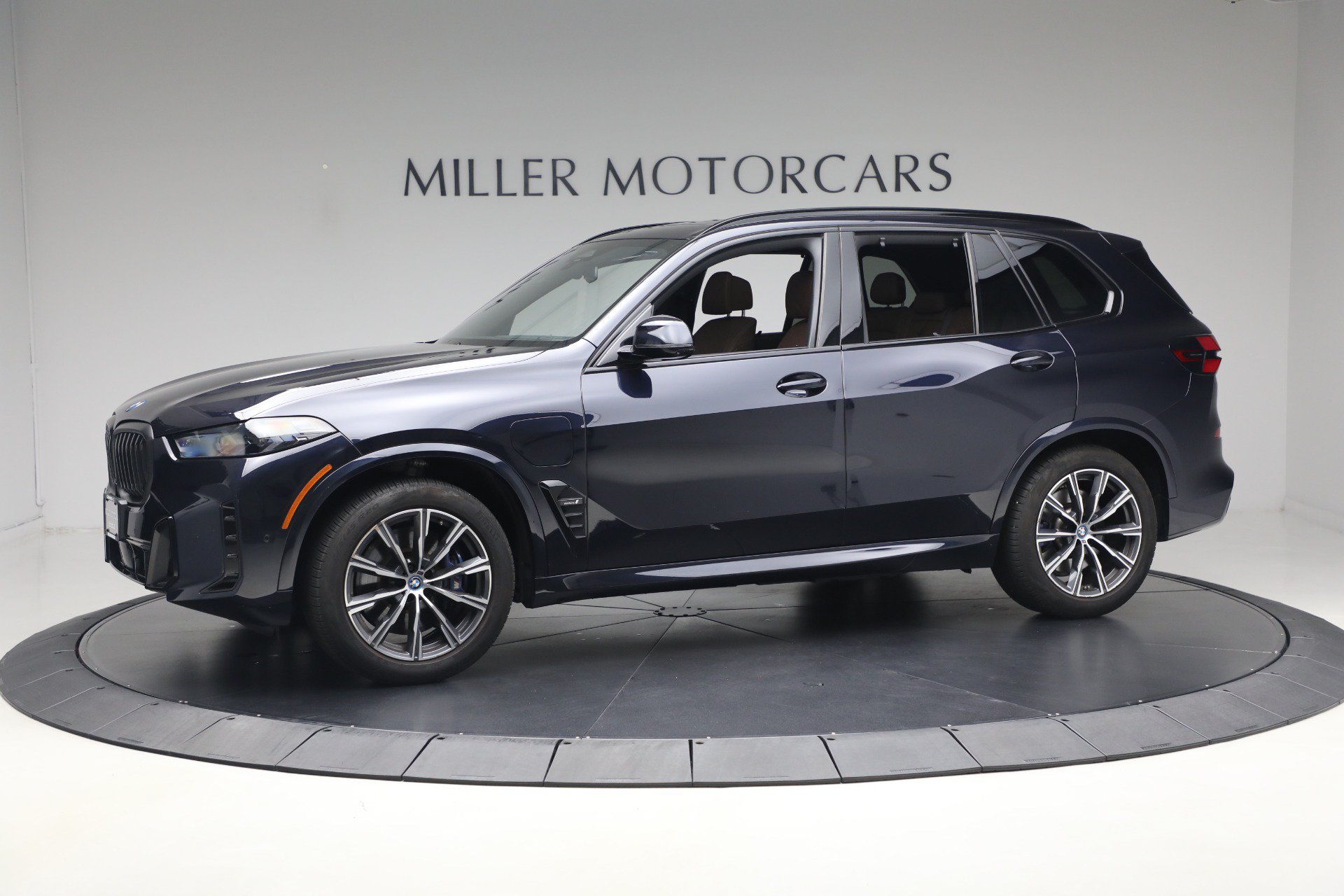 Used 2024 BMW X5 xDrive50e w/ Executive Package AWD/4WD image 2