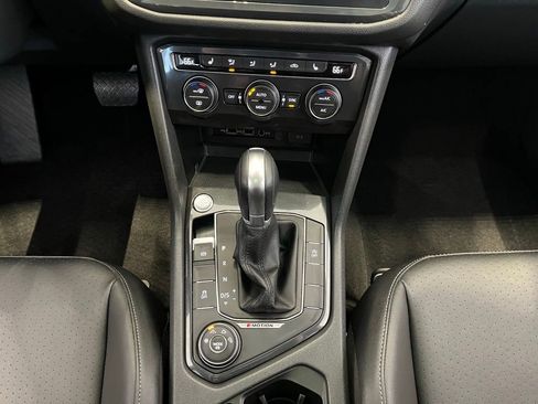 Used 2018 Volkswagen Tiguan SEL AWD/4WD image 38