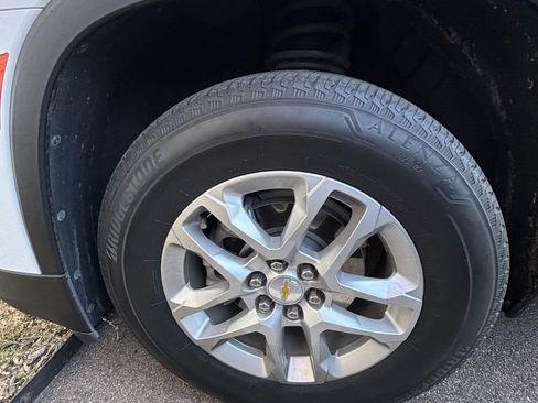 Used 2022 Chevrolet Traverse LS w/ Safety Package FWD image 4