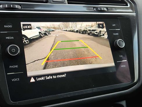 Used 2022 Volkswagen Tiguan SE w/ Panoramic Sunroof Package image 16