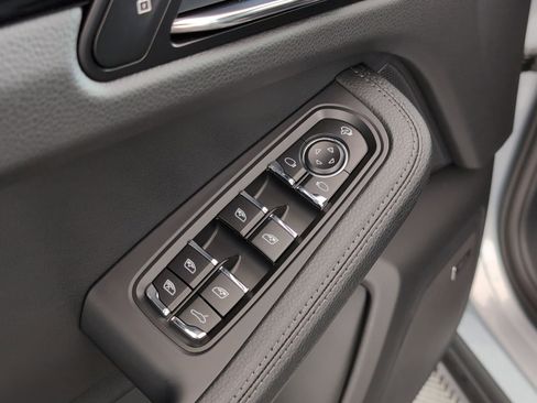 Certified 2025 Porsche Macan image 17