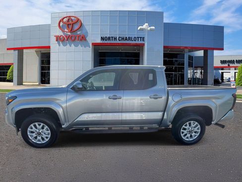 Used 2025 Toyota Tacoma SR5 AWD/4WD image 5