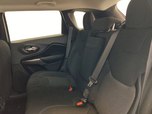 Used 2019 Jeep Cherokee Latitude w/ Popular Appearance Group AWD/4WD image 18
