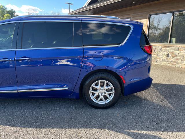 Used 2020 Chrysler Pacifica Touring-L FWD image 3
