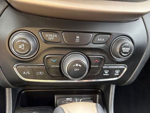 Used 2015 Jeep Cherokee Latitude AWD/4WD image 22