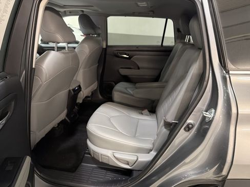 Used 2026 Toyota Highlander XLE AWD/4WD image 8