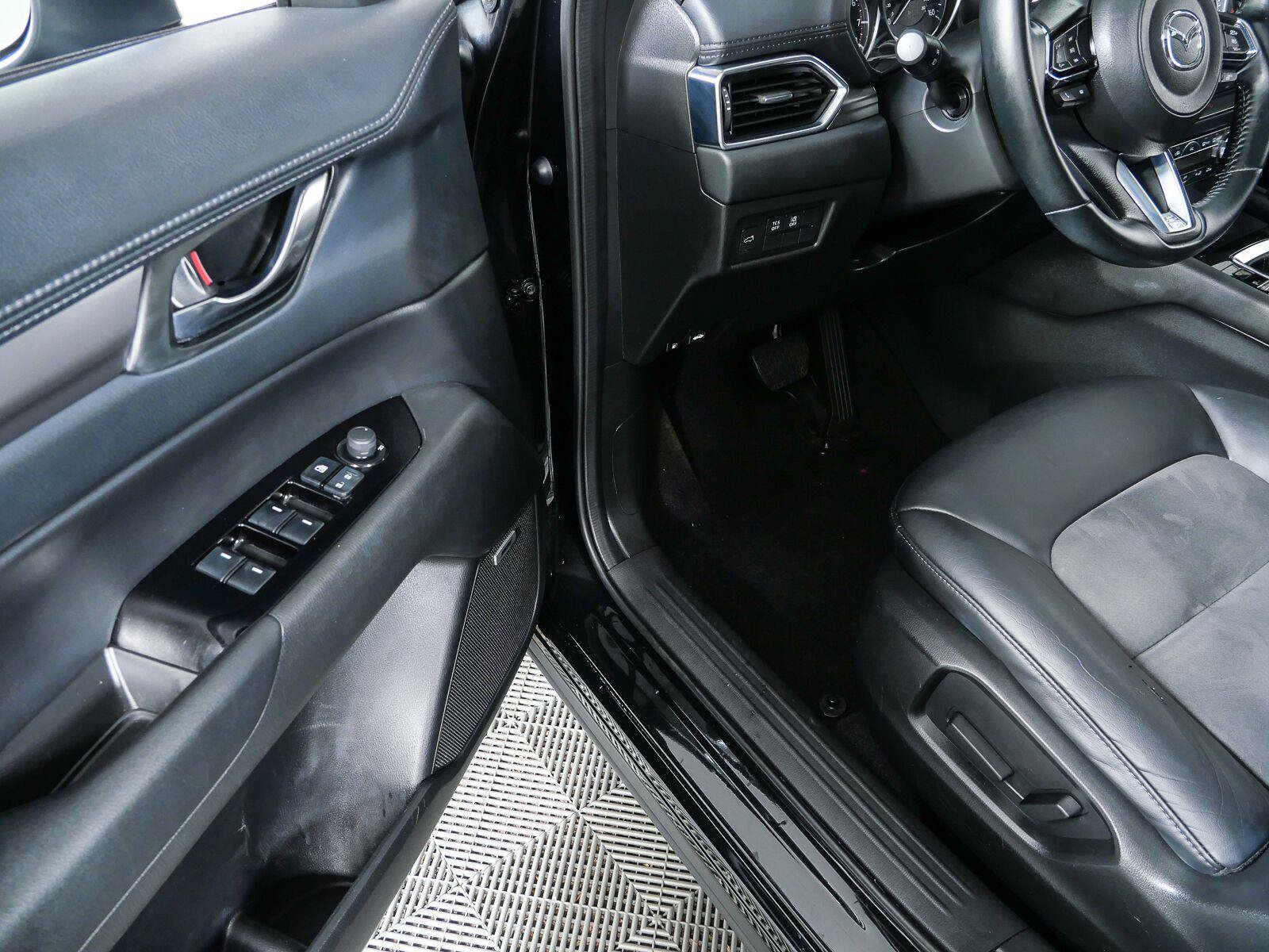 Used 2018 MAZDA CX-5 Touring w/ Preferred Equipment Package FWD image 8