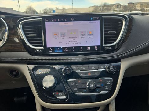 Used 2022 Chrysler Pacifica Limited image 28