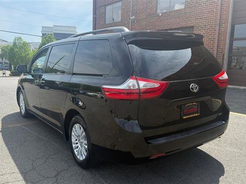 Used 2017 Toyota Sienna XLE image 19