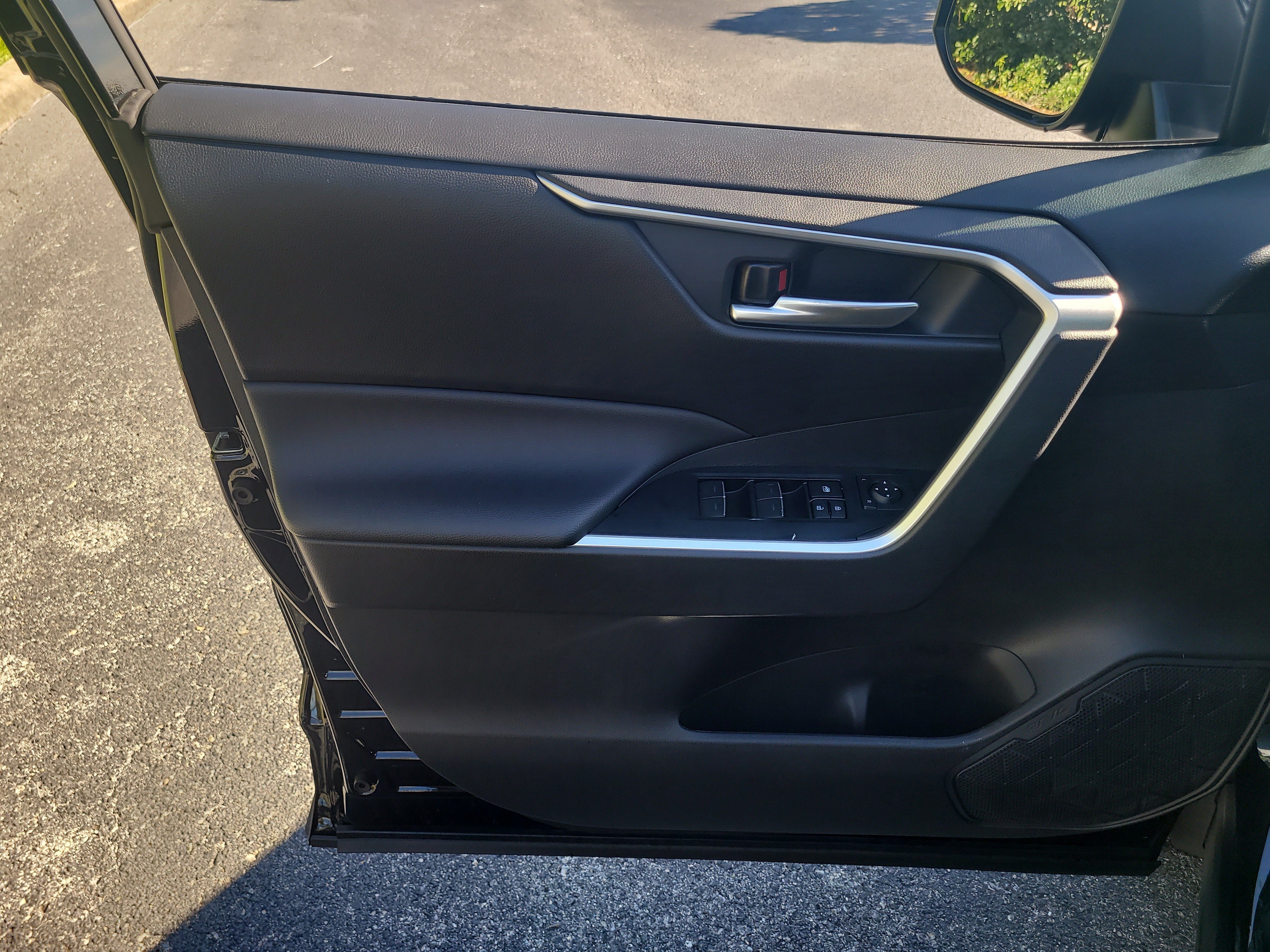 Certified 2025 Toyota RAV4 XLE w/ Convenience Package FWD image 18