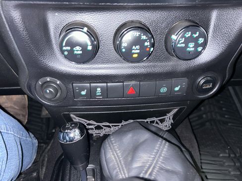 Used 2012 Jeep Wrangler Unlimited Rubicon w/ Connectivity Group AWD/4WD image 16