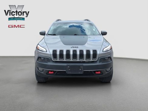 Used 2018 Jeep Cherokee Trailhawk w/ Comfort/Convenience Group AWD/4WD image 2