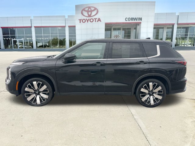 Used 2025 Mitsubishi Outlander SE FWD image 2