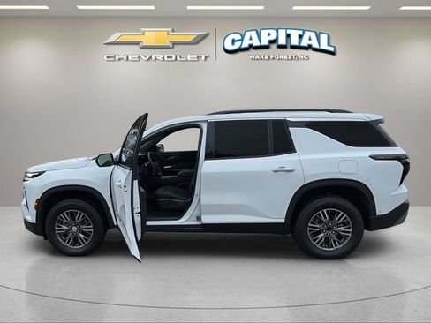 Used 2025 Chevrolet Traverse LT w/ Enhanced Driving Package FWD image 3