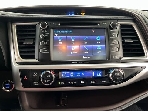 Used 2017 Toyota Highlander XLE AWD/4WD image 34
