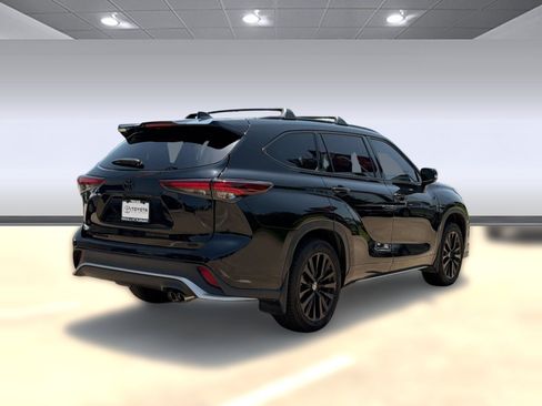 Used 2024 Toyota Highlander XSE FWD image 9