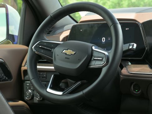 Used 2025 Chevrolet Suburban High Country AWD/4WD image 14