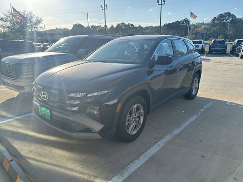 Certified 2025 Hyundai Tucson SE image 1