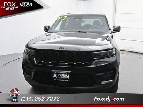 Used 2023 Jeep Grand Cherokee Altitude AWD/4WD image 3