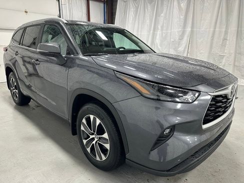 Used 2025 Toyota Highlander XLE image 1