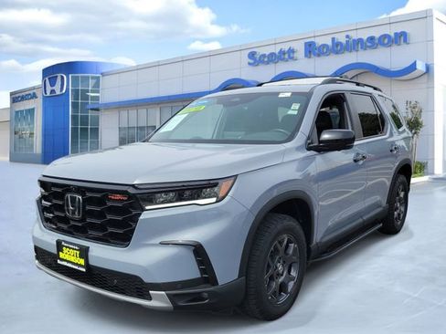 Certified 2025 Honda Pilot TrailSport image 2