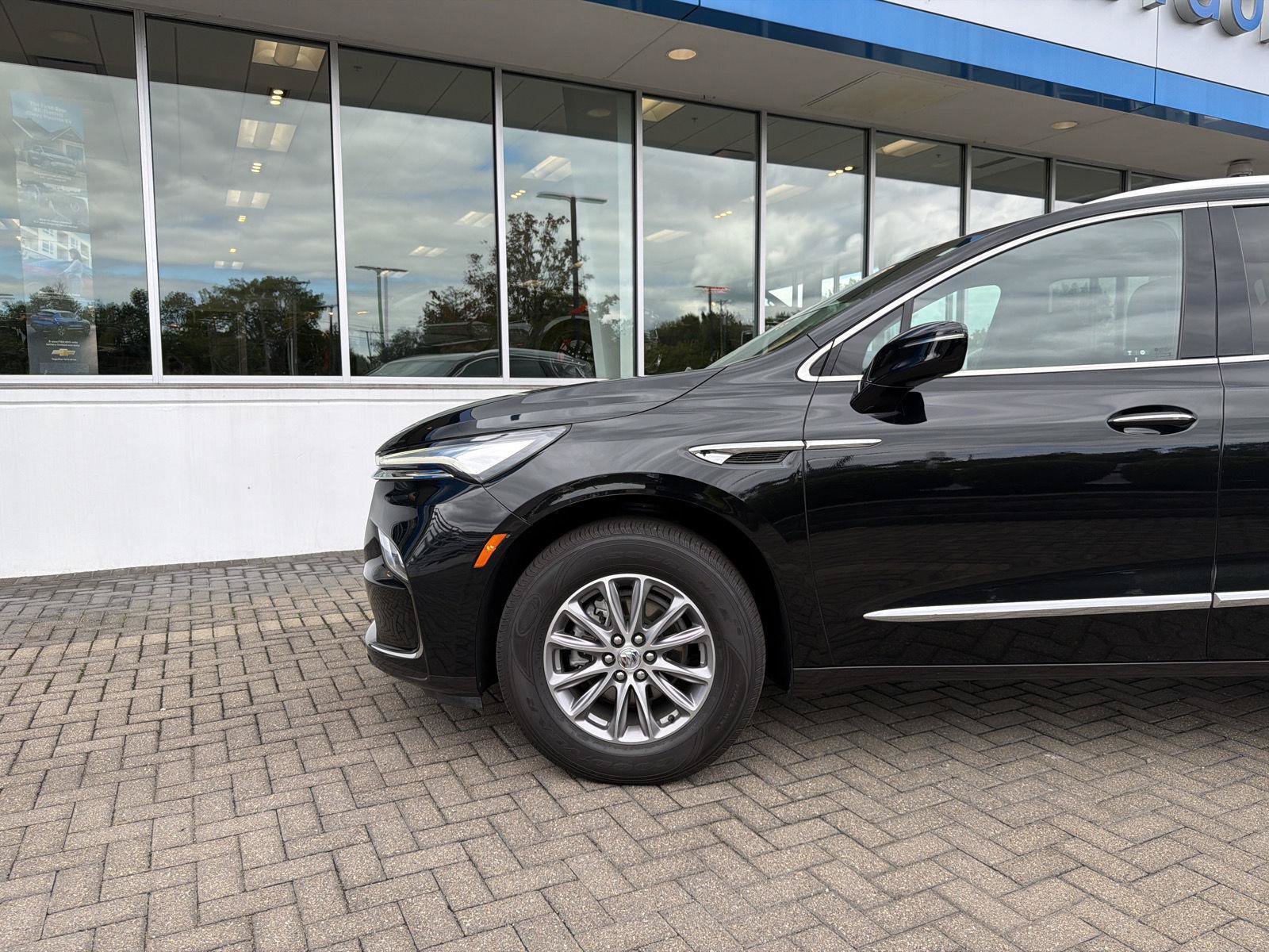 Used 2023 Buick Enclave Essence FWD image 9