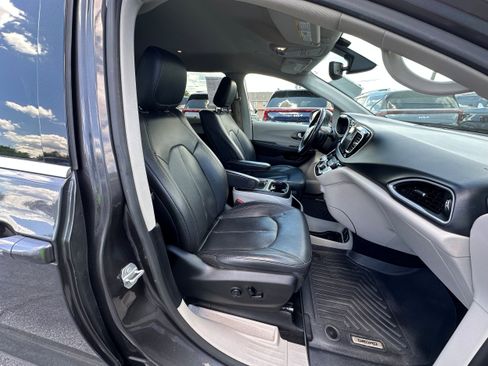 Used 2020 Chrysler Pacifica Touring-L Plus FWD image 15
