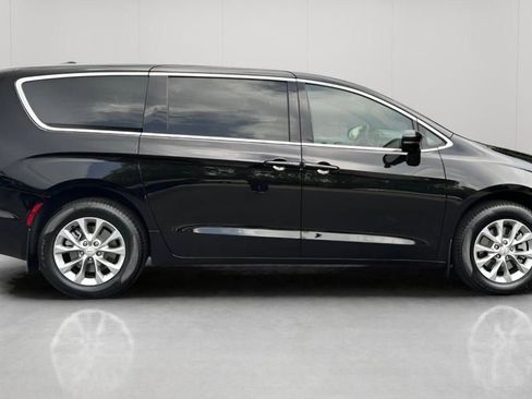 Used 2025 Chrysler Pacifica Select w/ Uconnect Theater Family Group image 5