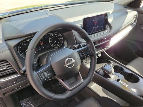 Used 2025 Nissan Rogue SV FWD image 25