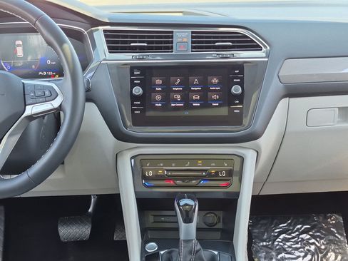 Used 2023 Volkswagen Tiguan SE w/ Panoramic Sunroof Package FWD image 29