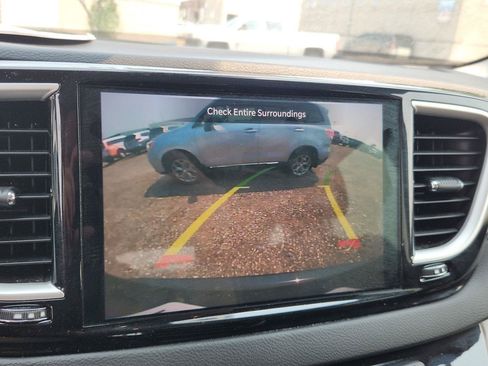 Used 2024 Chrysler Pacifica Touring-L FWD image 18