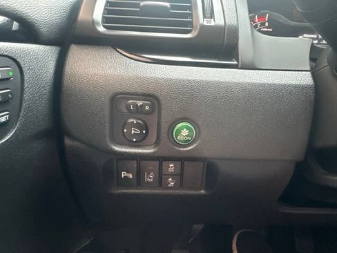 Used 2017 Honda Pilot Touring image 32