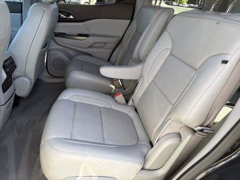 Used 2020 GMC Acadia SLT w/ Driver Alert Package II image 21