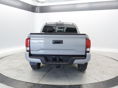 Used 2018 Toyota Tacoma TRD Off-Road AWD/4WD image 4