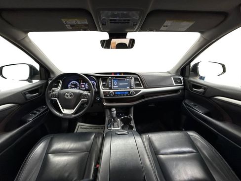 Used 2017 Toyota Highlander AWD V6 image 18