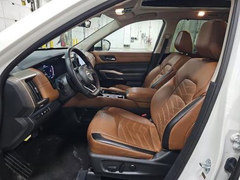 Used 2024 Nissan Pathfinder Platinum w/ Lighting Package (N93) image 3