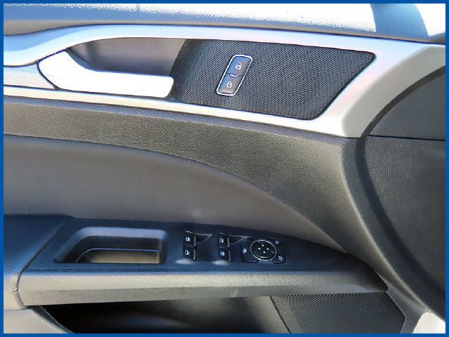 Used 2018 Ford Fusion SE w/ Fusion SE Technology Package FWD image 12