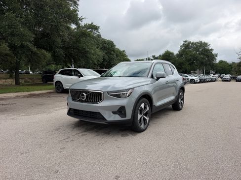 Certified 2025 Volvo XC40 B5 Plus AWD/4WD image 2