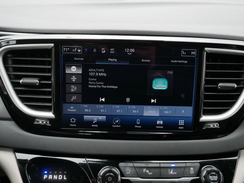 Certified 2024 Chrysler Pacifica Touring-L image 22