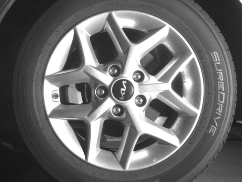 Used 2025 Kia Soul LX w/ LX Technology Package FWD image 12