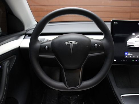 Used 2022 Tesla Model Y Long Range image 36