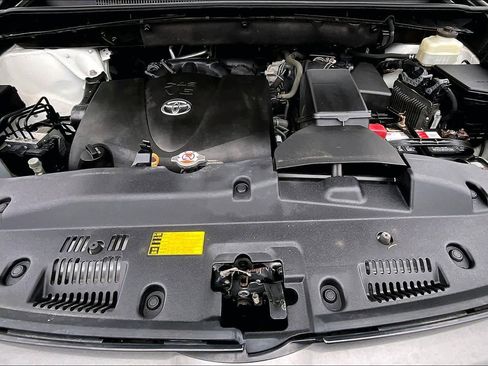 Used 2018 Toyota Highlander LE w/ Carpet Mat Package (TMS) image 55