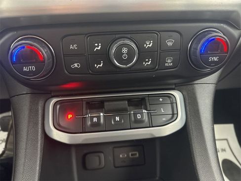 Used 2022 GMC Acadia SLE image 27