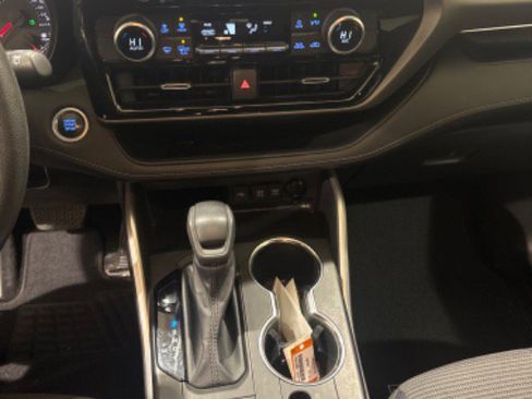 Used 2021 Toyota Highlander L image 13