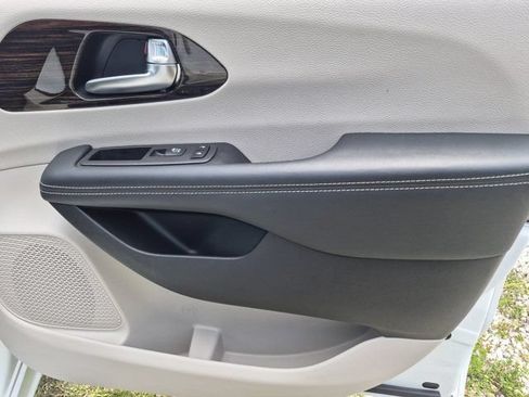 Used 2023 Chrysler Pacifica Limited FWD image 34