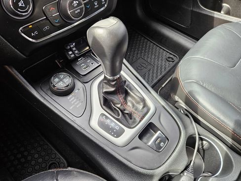 Used 2015 Jeep Cherokee Trailhawk w/ Comfort/Convenience Group AWD/4WD image 29